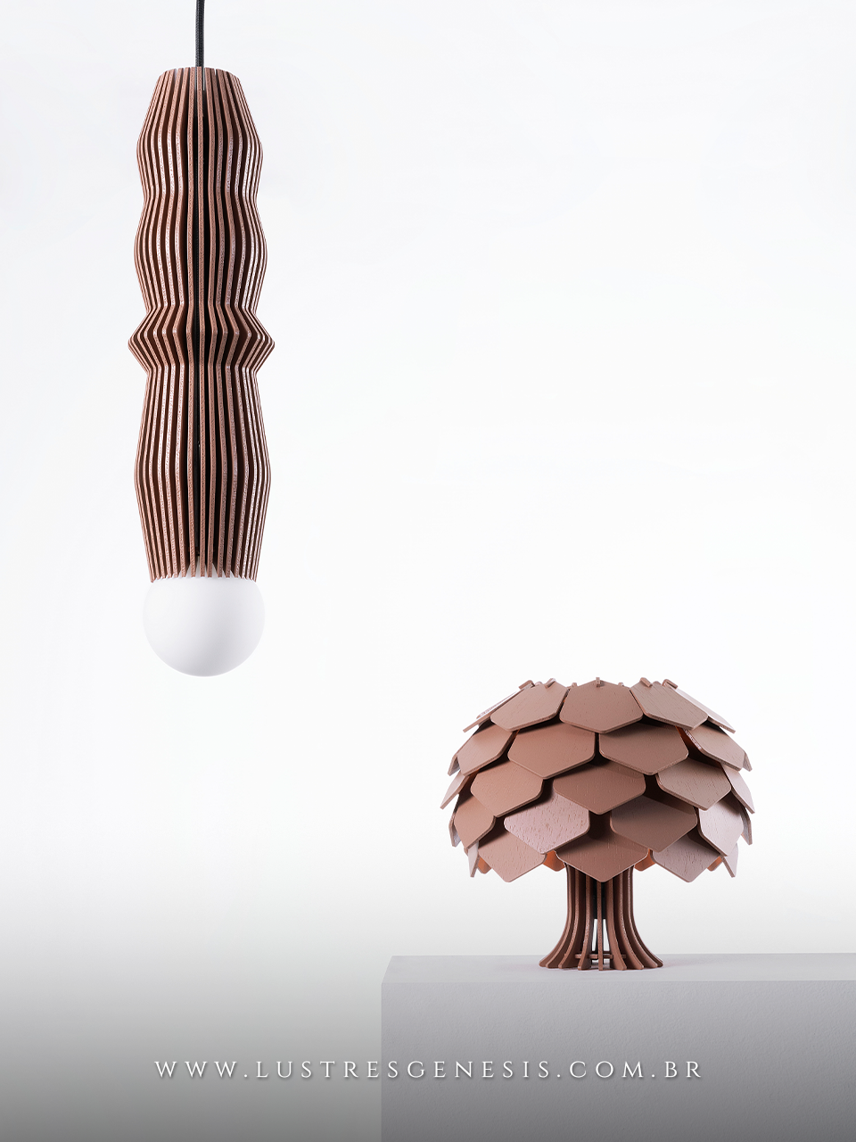 Pendente moderno com acabamento em lacas coloridas e vidro branco fosco, ideal para cabeceira de cama, balc&atilde;o de cozinha, quartos e lavabo.